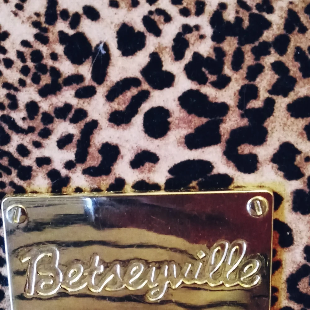 BetseyVille  Box - Picture 4 of 12